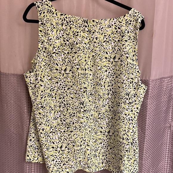 Lime green and black shell blouse with front half zip. Size XXL - Picture 1 of 3